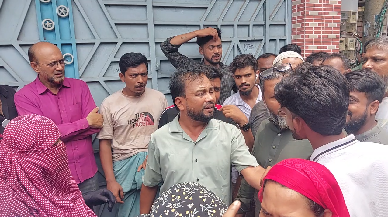 যশোরে এমপির বাড়ি ঘেরাও, মেয়ের বিরুদ্ধে মারপিটের অভিযোগ